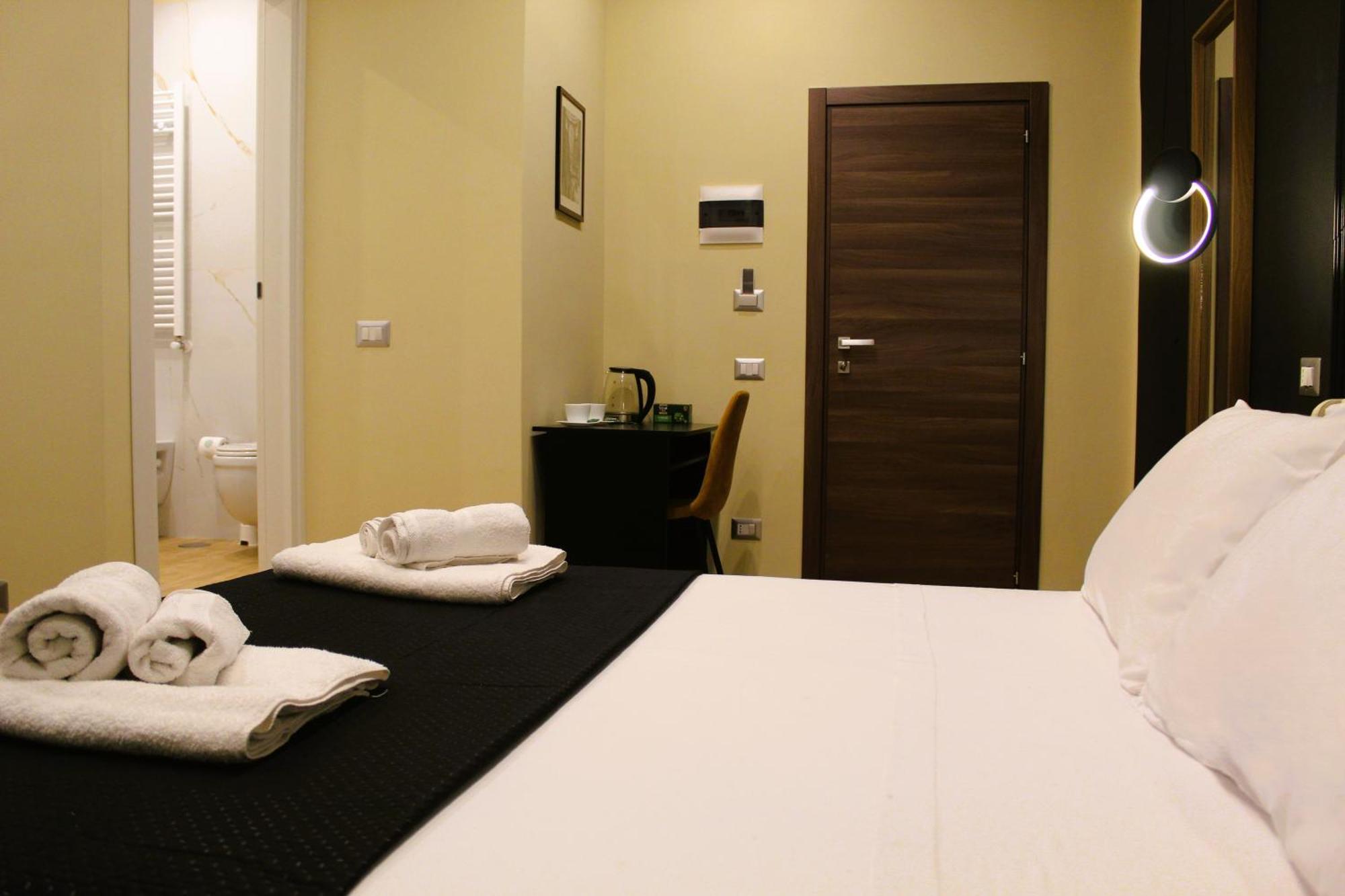 Blackwoody Contemporary Rooms - Napoli Centro Storico Via Toledo Ngoại thất bức ảnh