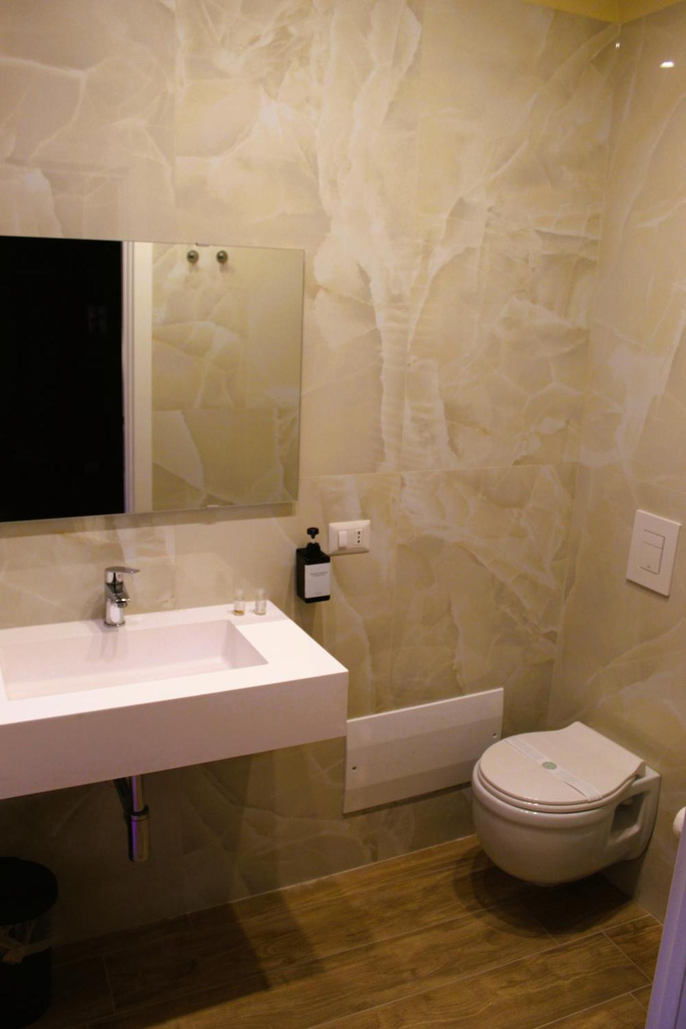 Blackwoody Contemporary Rooms - Napoli Centro Storico Via Toledo Ngoại thất bức ảnh