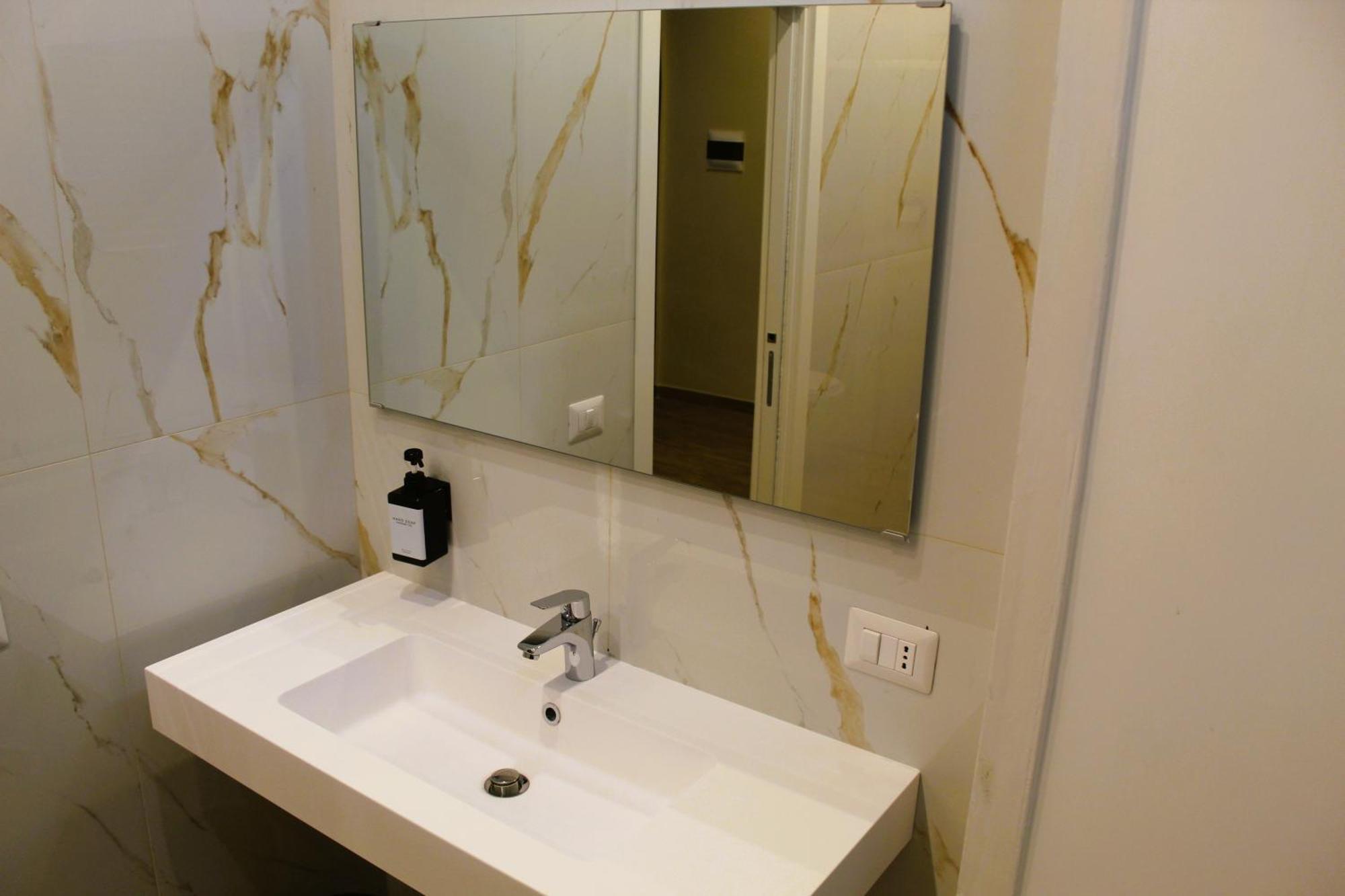 Blackwoody Contemporary Rooms - Napoli Centro Storico Via Toledo Ngoại thất bức ảnh